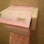ピンクのトイレットペーパーホルダーカバー