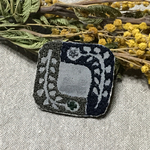 ミナペルホネン＊スクエア刺繍ブローチ＊グレー×紺