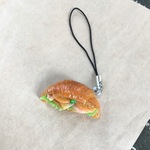樹脂粘土のクロワッサンBLTストラップ