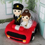 消防車に乗ったウェディングドール