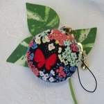 蝶々のマカロンポーチ（刺繍バージョン）