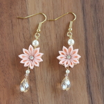 ピンク　剣花のピアス　つまみ細工