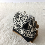 モダン柄のがま口ポーチ（中)