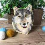 オオカミの羊毛ブローチ