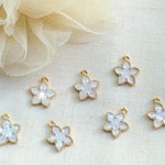 お花のチャーム　シャイニーホワイト　１０個　 B100