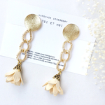 【 てのひら花 】creamwhite ゆれるお花のライトチェーン イヤーアクセサリー