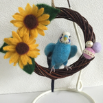 ワキワキインコ♪  セキセイインコとヒマワリのリースです☆ 羊毛フェルトインコ
