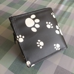 ◇試作品販売◇【送料無料】肉球柄二つ折り財布（黒地白肉球）