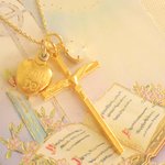 精霊のハトの十字架とハート型スライドメダイのネックレス（ホワイトオパール）
