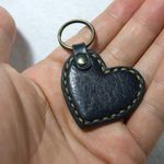 小さいハートのキーホルダー　ネイビーｘベージュ