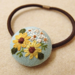 ひまわりと小花刺繍 くるみボタンヘアゴム