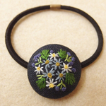 青と白の花ブーケ刺繍 くるみボタンヘアゴム
