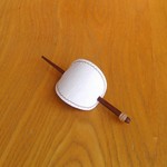 ウッドスティック・ 革のかんざしバレッタ　マジェステ　ホワイト