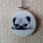 居眠りパグの刺繍枠の壁飾り