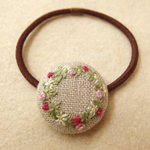 白とピンク小花のリース刺繍くるみボタンヘアゴム