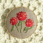 リネンの花の刺繍ブローチ 千日紅