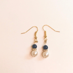 ダークラピスとホワイトパールのピアス/イヤリング