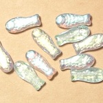 チェコビーズ　小さなお魚　アレクサンドライトＡＢ　１０個