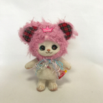ピンクのクマ耳さん(白猫)
