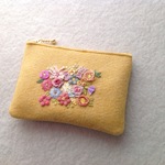 羊毛とフェルトのバラと野の花のポーチ  yellow