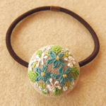 青と白の花ブーケ刺繍 くるみボタンヘアゴム