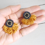 ビーズ刺繍×モコモコタッセルピアス マスタード