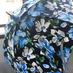 日差しに負けない 花柄の日傘  ブルー