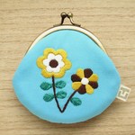 花の刺繍がま口 (みずいろ)