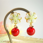 リンゴ紅玉〈白い花と赤い実〉ピアス/イヤリング