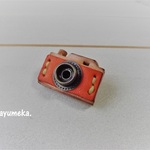 革のカメラのブローチ・オレンジ×ナチュラル・シンプル