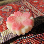 浮彫桜の帯留め（濃）