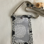 ☆再販☆入れたまま操作できる！スマホポシェット ＊サークルフラワー  ブラック＊