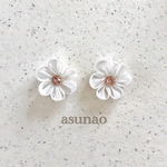 ▷white◁ブーケから飛び出た小花の耳かざり