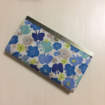  花畑に蝶々柄のがまぐち長財布
