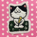 唐草風呂敷とねこのワッペン