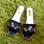 【1足限定】猫チラッ♡お花刺繍とスワロフスキーのぺたんこデニムサンダル