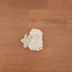 星型まくらで眠るヒツジさんのブローチ
