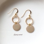  beige エナメル風メタルのピアス・イヤリング