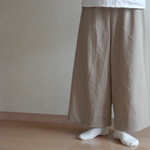 優しいベージュのワイドパンツ
