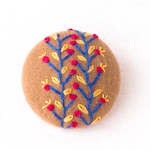 送料無料 刺繍ブローチ☆未確認植物(キャメル）