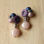 パープルのクラシカルなボタンピアス/イヤリング