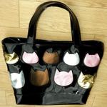 【送料無料】 猫柄 ミニトートバッグ  ファスナー付き エナメル ブラック 猫 グッズ 雑貨 かわいい 