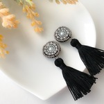 再再…販しました。ビーズ刺繍ショート丈タッセルイヤリング3（ブラック&グレー）