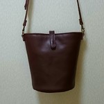 シンプルなバケツ型ショルダーバッグ