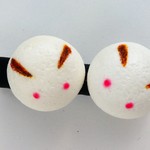 小さなかじりかけうさぎ饅頭のヘアクリップ