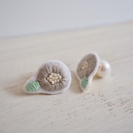 北欧 グレーのお花 刺繍 パールキャチ 