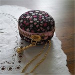 ブラック小花柄ふっくらマカロンポーチ