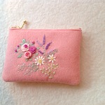 フェルトと刺繍のバラと野の花のポーチ  ピンク