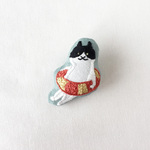 手刺繍リネンブローチ（浮き輪・ハチワレ）