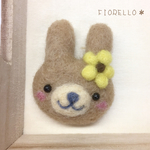 茶うさぎと向日葵のブローチ